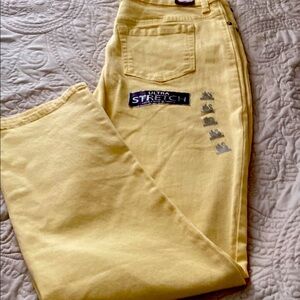 NWT. Gloria Vanderbilt yellow jeans size 12. Inseam 30